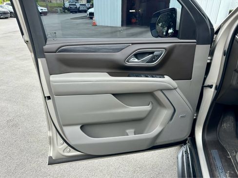 Used 2023 GMC Yukon SLT w/ SLT Premium Package image 10