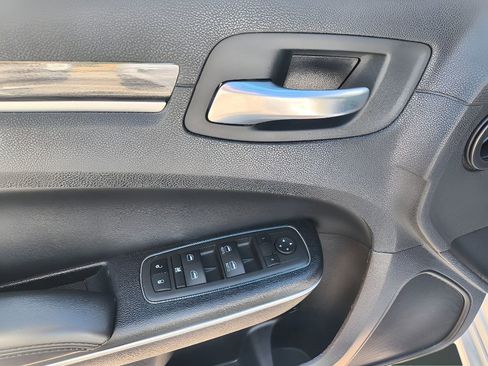 Used 2022 Chrysler 300 Touring L image 11