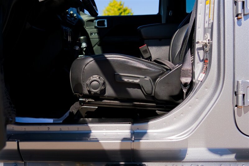 Used 2019 Jeep Wrangler Unlimited Sahara AWD/4WD image 16