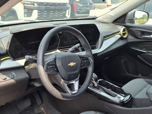 Used 2025 Chevrolet Trax LT w/ LT Convenience Package FWD image 7