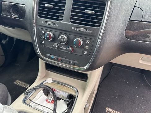 Used 2013 Dodge Grand Caravan SXT FWD image 8