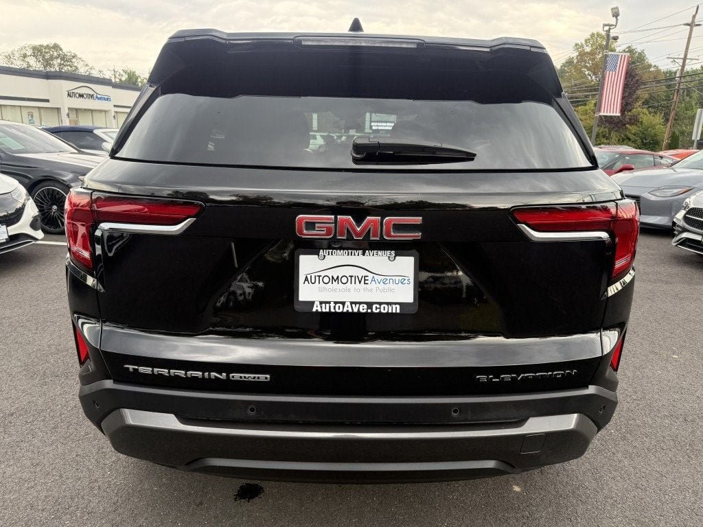 Used 2025 GMC Terrain Elevation AWD/4WD image 4