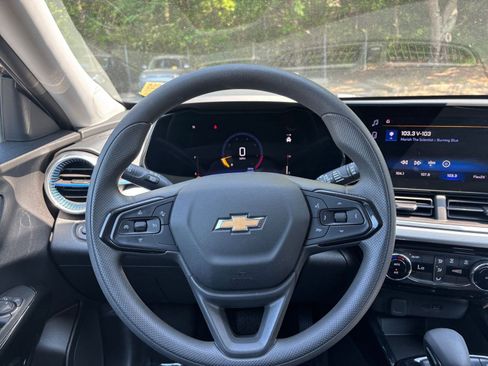 Used 2025 Chevrolet Trax LT FWD image 35