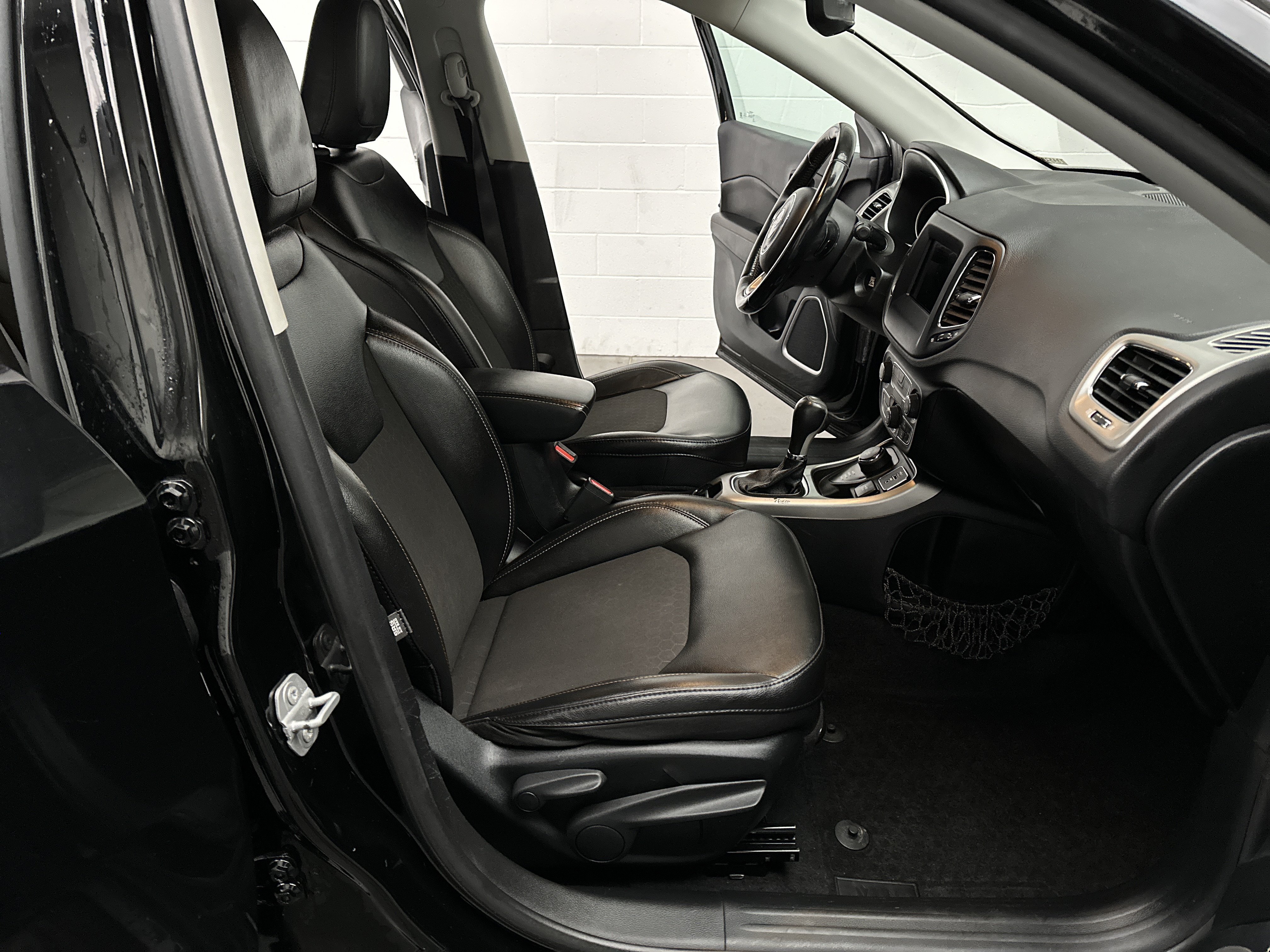 Used 2020 Jeep Compass Latitude w/ Cold Weather Group AWD/4WD image 19
