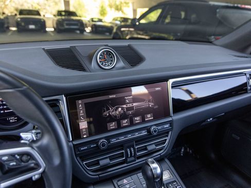 Certified 2021 Porsche Macan AWD/4WD image 39