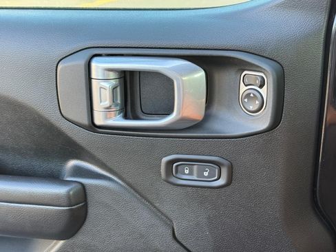 Used 2021 Jeep Gladiator Rubicon AWD/4WD image 25