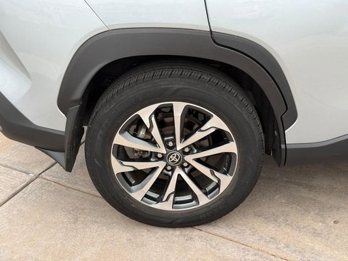 Used 2023 Toyota Corolla Cross XLE w/ Convenience Package FWD image 7