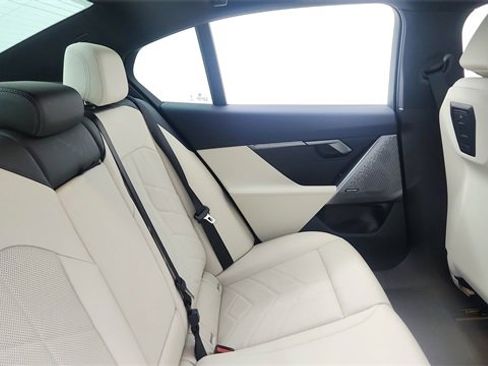 Used 2025 BMW i5 xDrive40 image 26