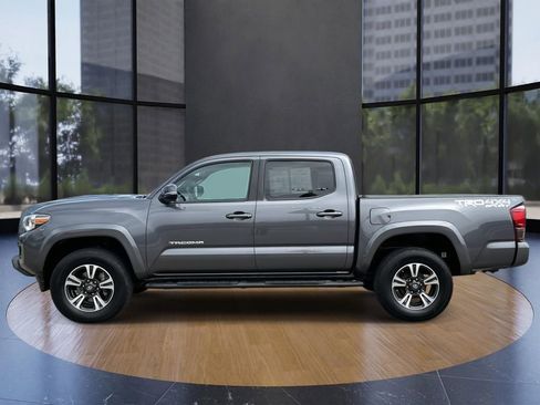 Used 2018 Toyota Tacoma TRD Sport image 7
