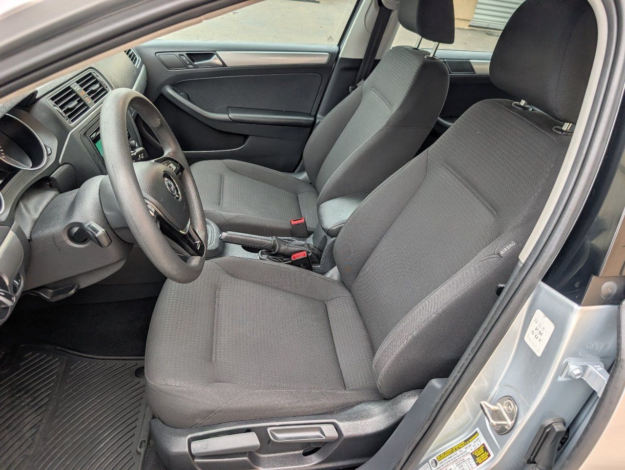Used 2015 Volkswagen Jetta SE FWD image 2
