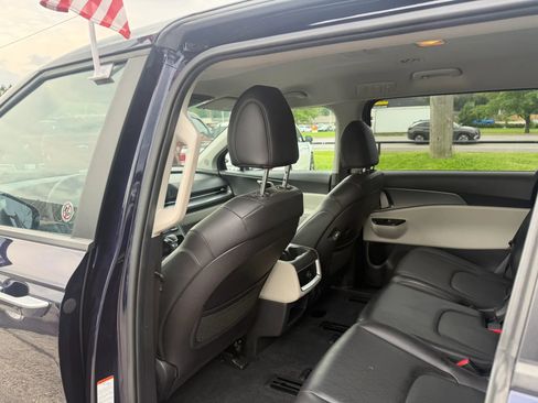 Used 2024 Kia Carnival LX FWD image 12