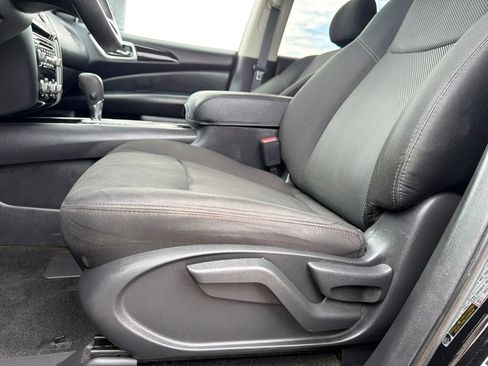 Used 2020 Nissan Pathfinder S FWD image 26