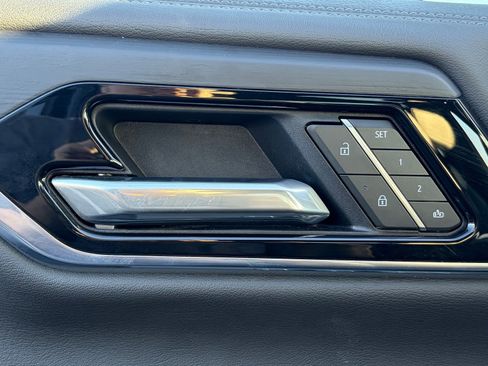 Used 2025 GMC Yukon XL Denali AWD/4WD image 8