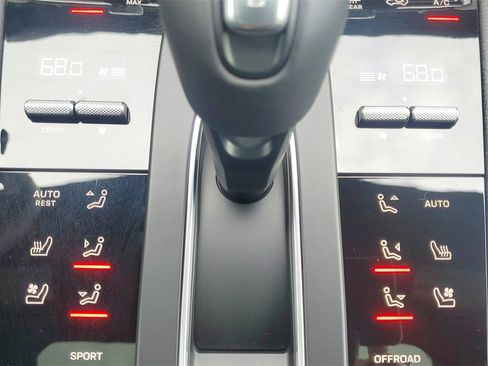 Used 2025 Porsche Macan image 14