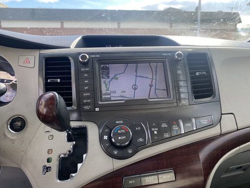 Used 2012 Toyota Sienna XLE image 13