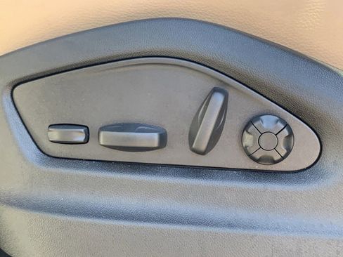 Used 2025 Porsche Cayenne AWD/4WD image 21