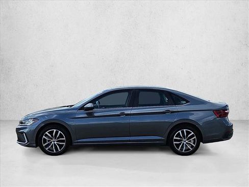 Used 2025 Volkswagen Jetta SE FWD image 9