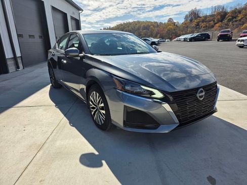 Used 2023 Nissan Altima 2.5 SV w/ SV Premium Package image 3