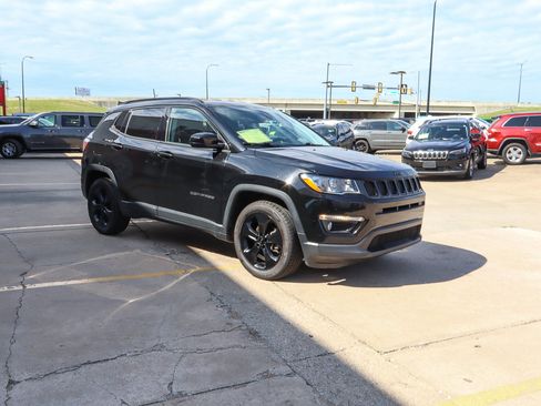 Used 2019 Jeep Compass Latitude FWD image 4
