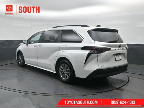 Used 2025 Toyota Sienna XLE FWD image 8