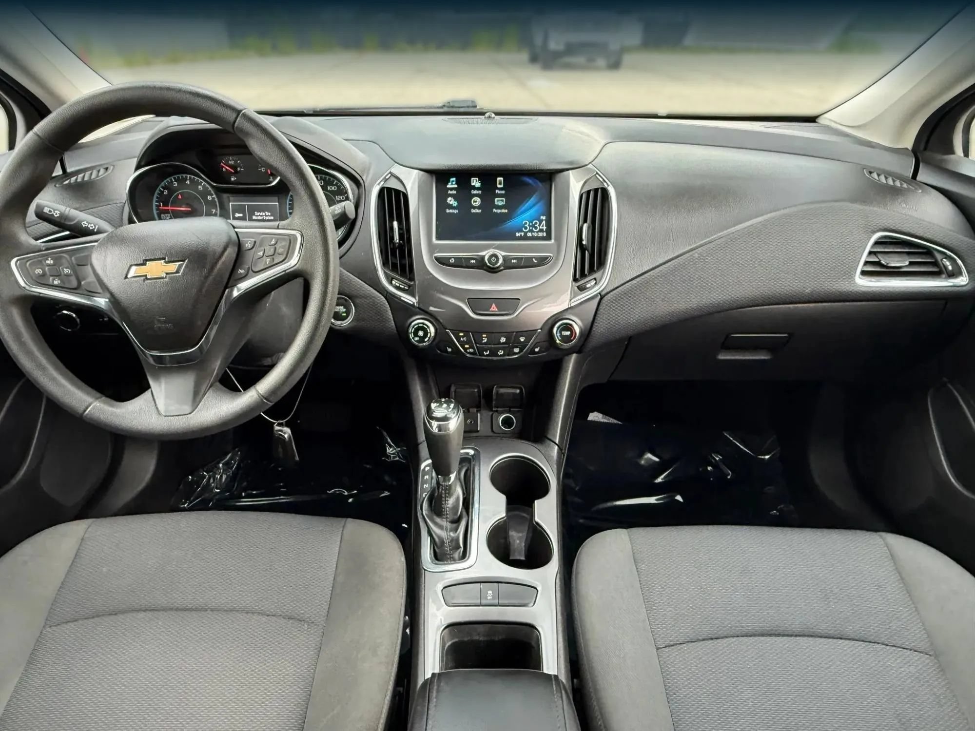 Used 2018 Chevrolet Cruze LT w/ Convenience Package FWD image 3