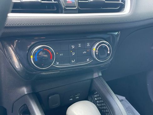 Used 2024 Chevrolet TrailBlazer LT w/ LT Cold Weather Package FWD image 17