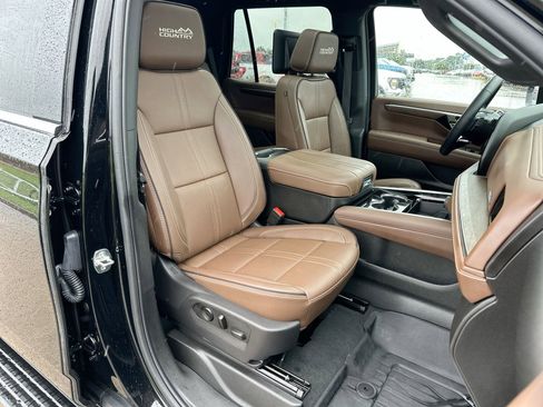 Used 2025 Chevrolet Tahoe High Country AWD/4WD image 27