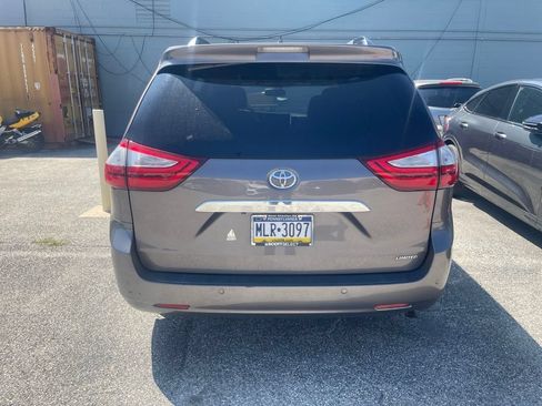 Used 2015 Toyota Sienna Limited Premium FWD image 16