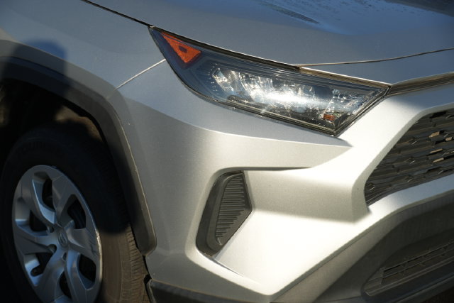 Used 2021 Toyota RAV4 LE FWD image 3