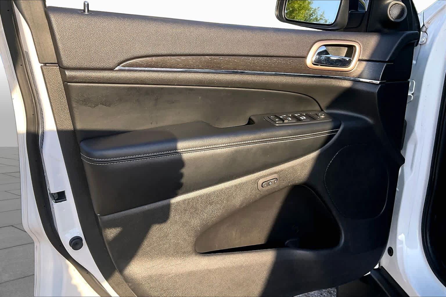 Used 2017 Jeep Grand Cherokee Limited AWD/4WD image 19