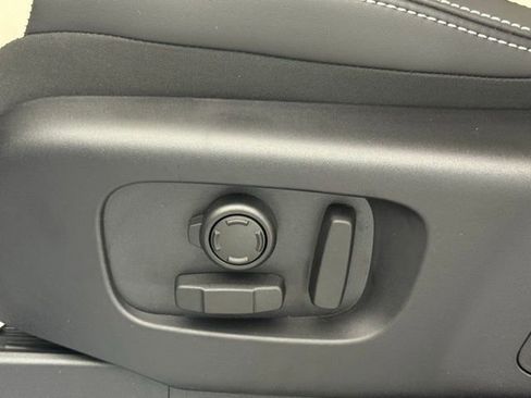 Certified 2025 Land Rover Discovery Dynamic SE image 32