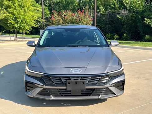Used 2025 Hyundai Elantra SEL FWD image 2