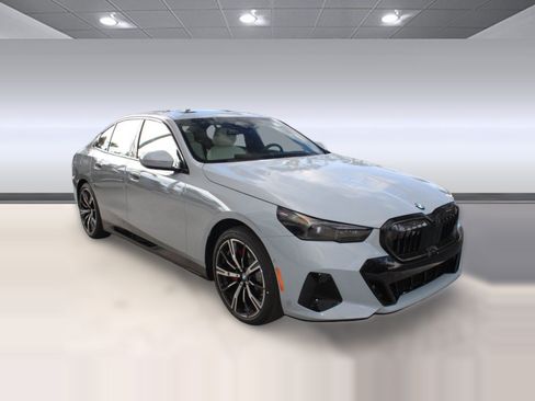 Used 2026 BMW 530i w/ M Sport Package RWD image 7