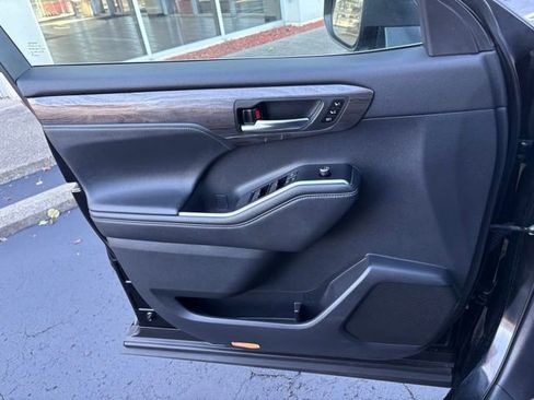 Used 2022 Toyota Highlander Limited image 26