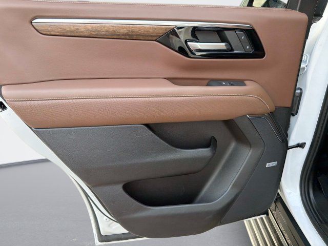 Used 2025 Chevrolet Tahoe High Country AWD/4WD image 13