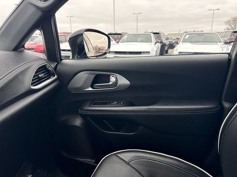 Used 2025 Chrysler Pacifica Premium image 28