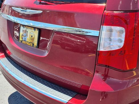 Used 2016 Chrysler Town & Country Touring w/ Driver Convenience Group FWD image 29
