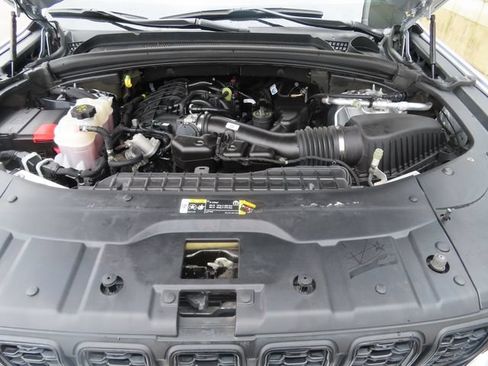 Used 2023 Jeep Grand Cherokee Altitude AWD/4WD image 11