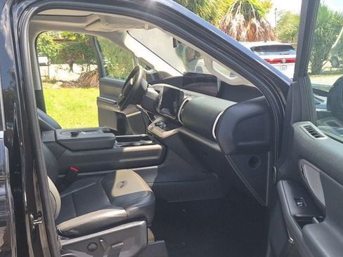 Used 2025 Ford Expedition Active AWD/4WD image 6