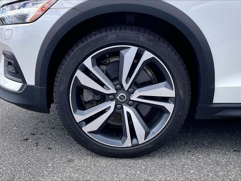 Used 2025 Volvo V60 B5 Cross Country Plus w/ Protection Package Premier AWD/4WD image 7