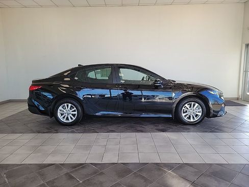 Used 2025 Toyota Camry LE image 4