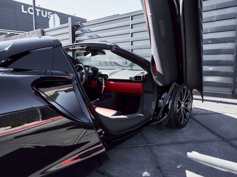 Used 2025 McLaren Artura Spider image 26