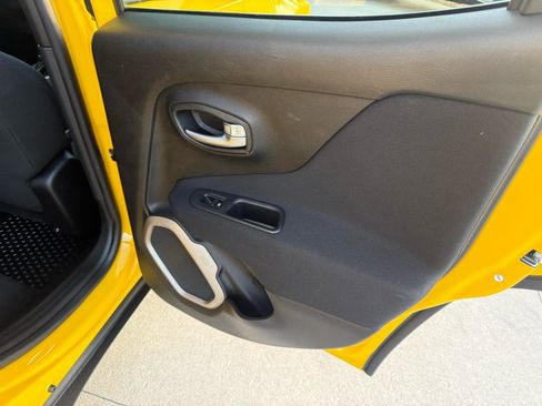 Used 2017 Jeep Renegade Latitude image 19