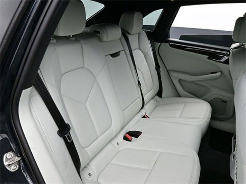 Certified 2023 Porsche Macan w/ Premium Package Plus image 11