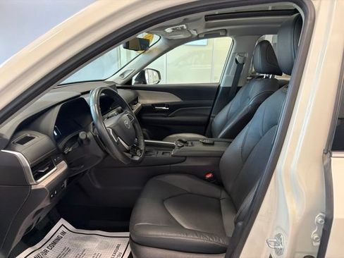 Used 2024 Toyota Grand Highlander AWD image 14