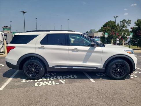 Certified 2021 Ford Explorer XLT w/ Equipment Group 202A AWD/4WD image 4