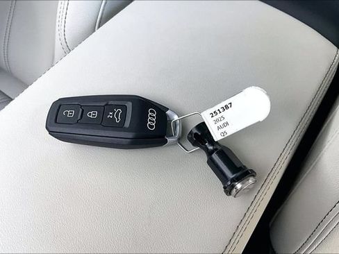 Used 2025 Audi Q5 Premium w/ Convenience Package AWD/4WD image 35