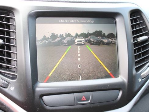 Used 2016 Jeep Cherokee Trailhawk w/ Comfort/Convenience Group AWD/4WD image 16