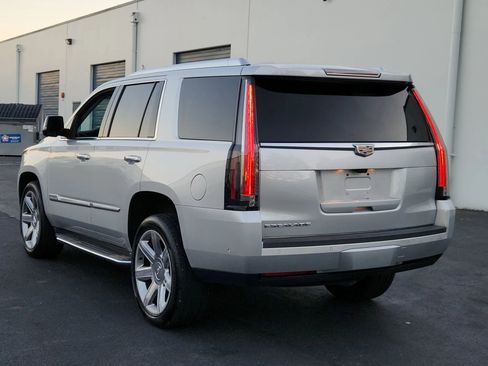 Used 2017 Cadillac Escalade Luxury image 3