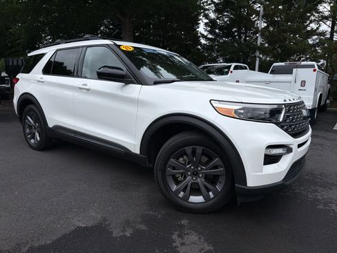 Used 2023 Ford Explorer XLT w/ Equipment Group 202A AWD/4WD image 2